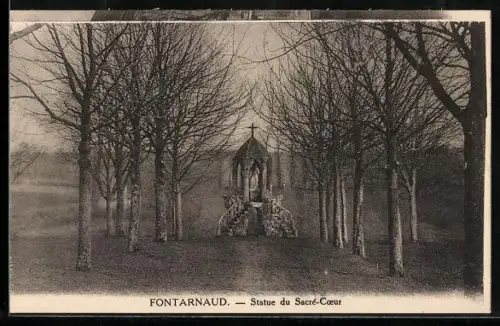 AK Fontarnaud, Statue du Sacré-Coeur entourée d`arbres majestueux