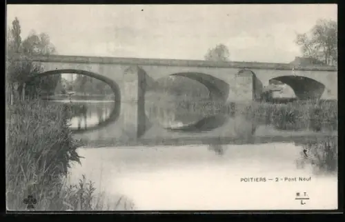 AK Poitiers, Pont Neuf reflété dans l`eau calme de la rivière