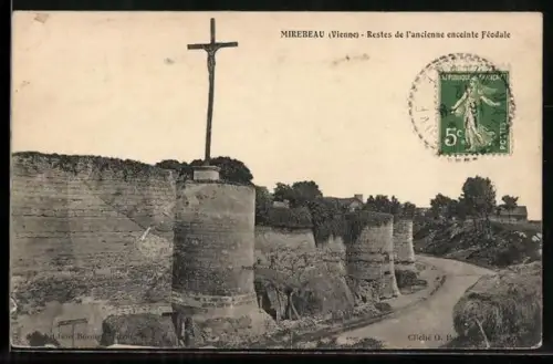 AK Mirebeau /Vienne, Restes de l`ancienne enceinte féodale