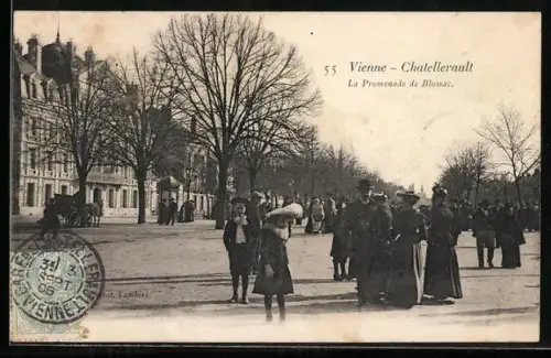 AK Châtellerault, La Promenade de Blossac avec des promeneurs élégants