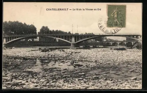 AK Châtellerault, Le lit de la Vienne en été