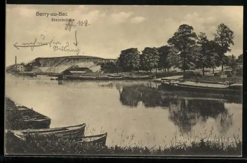 AK Berry-au-Bac, Vue de la rivière avec bateaux et arbres en arrière-plan