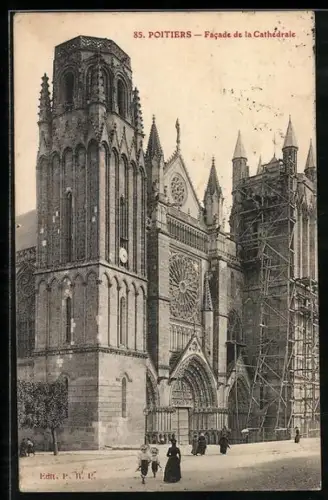AK Poitiers, Facade de la Cathédrale avec échafaudages et passants