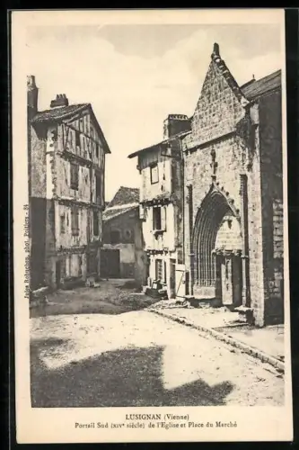 AK Lusignan /Vienne, Portail Sud, XIVe siècle, de l`Église et Place du Marché