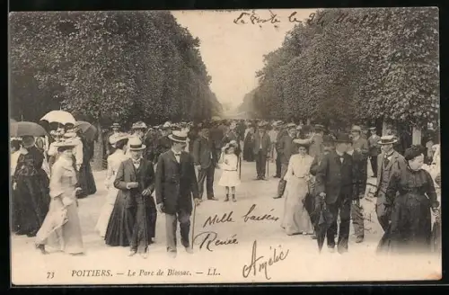 AK Poitiers, Promenade élégante dans le Parc de Blossac
