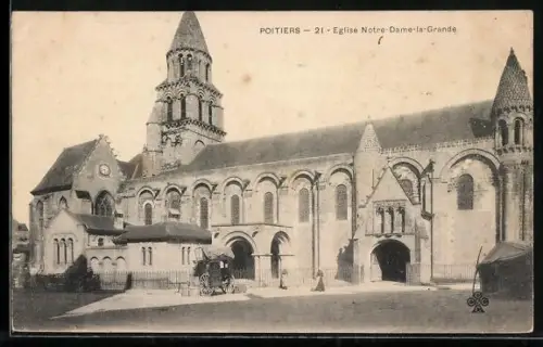 AK Poitiers, Église Notre-Dame-la-Grande avec calèche devant l`entrée