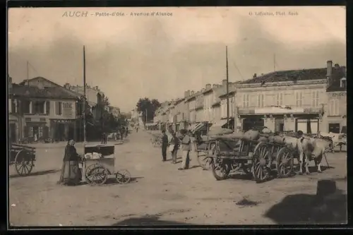 AK Auch, Patte-d`Oie, Avenue d`Alsace avec charrettes et passants