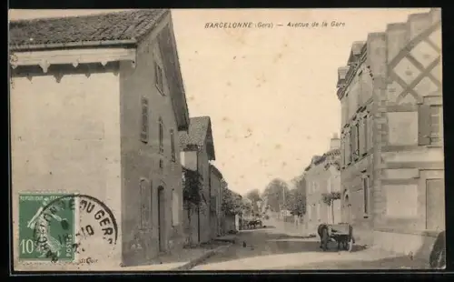 AK Barcelonne /Gers, Avenue de la Gare avec charrette et bâtiments historiques