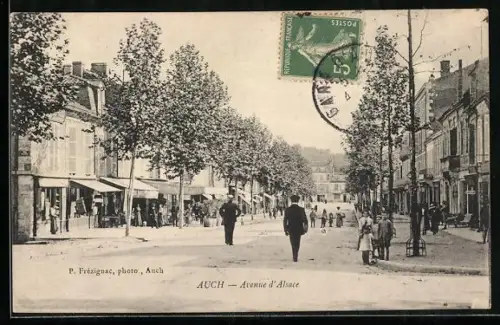 AK Auch, Avenue d`Alsace avec passants et commerces animés