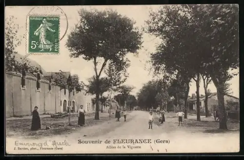 AK Fleurance /Gers, Allées de la Vignette avec passants et arbres majestueux