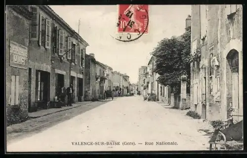 AK Valence-sur-Baïse /Gers, Rue Nationale avec bâtiments anciens et passants
