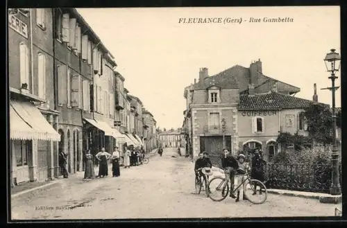 AK Fleurance /Gers, Rue Gambetta avec cyclistes et passants