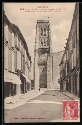 AK Lectoure /Gers, La Cathédrale St-Gervais et rue adjacente