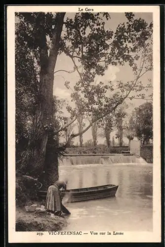 AK Vic-Fezensac, Vue sur la Losse avec une femme et une barque près de la cascade