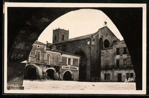 AK Montréal-du-Gers, Place de l`Hôtel de Ville et église sous l`arche