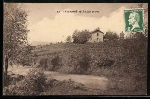 AK Byassou-Miélan /Gers, Vue de la maison sur la colline boisée