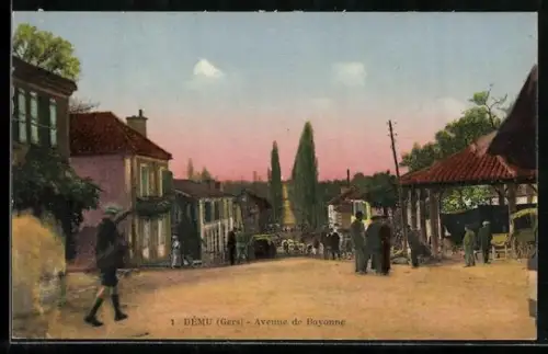 AK Dému /Gers, Avenue de Bayonne animée avec passants et commerces