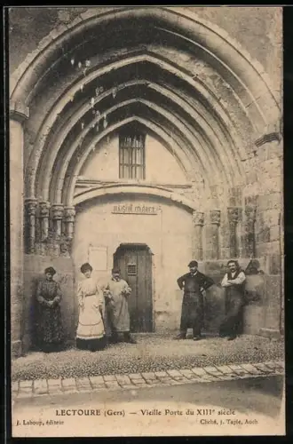AK Lectoure /Gers, Vieille Porte du XIIIe siècle avec habitants posant devant l`entrée