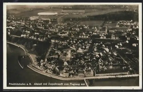 AK Friedrichshafen a. B., Altstadt und Zeppelinwerft vom Flugzeug aus