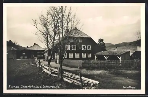 AK Bernau-Innerlehn /bad. Schwarzwald, Partie am Bauernhof