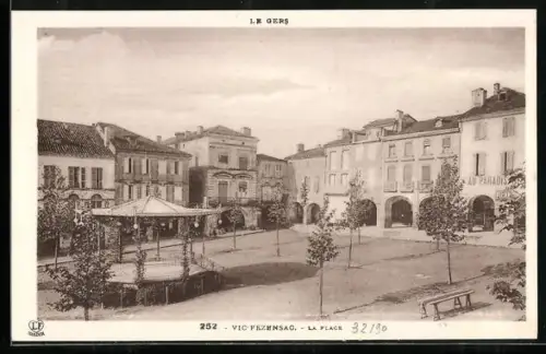 AK Vic-Fezensac /Gers, La Place avec kiosque et bâtiments environnants