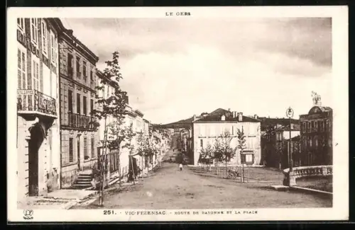 AK Vic-Fezensac /Gers, Route de Bayonne et la place