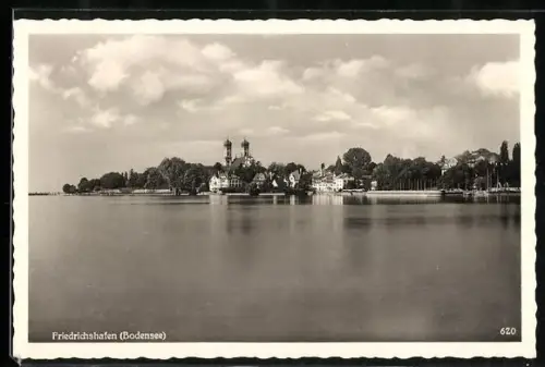 AK Friedrichshafen /Bodensee, Uferpartie mit Kirche