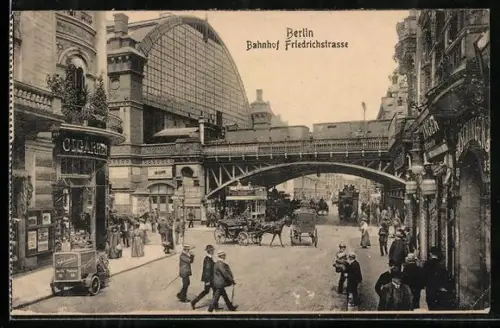 AK Berlin, Bahnhof Friedrichstrasse, mit Fussgängern und Pferdekutschen