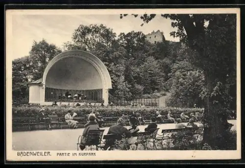 AK Badenweiler, Partie im Kurhaus mit Besuchern auf Bänken