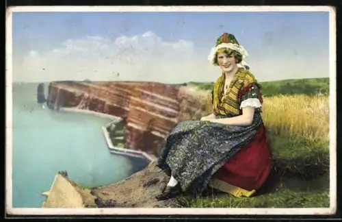 AK Helgoland, Klippenküste, Frau in Helgoländer Tracht