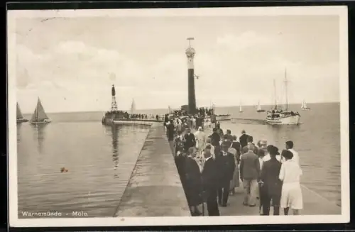 AK Warnemünde, Mole, Leuchtturm, Spaziergänger, Segelboote