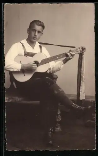Foto-AK Junger Mann in Tracht mit Gitarre
