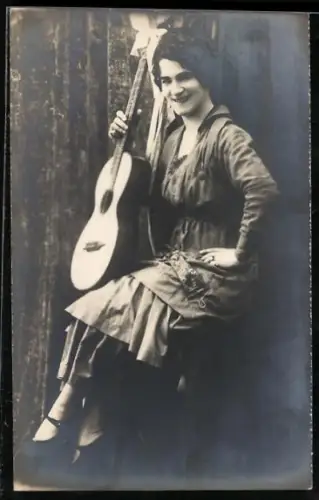 Foto-AK Elegante Dame posiert mit Gitarre