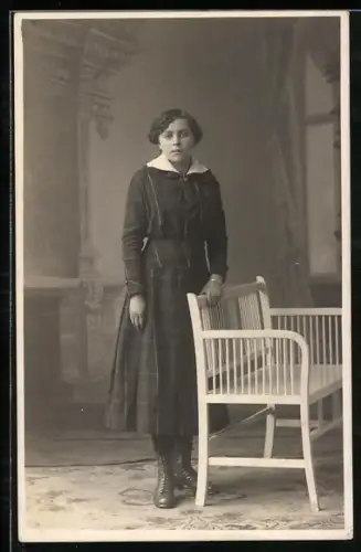 Foto-AK Mädchen mit einer Bank im Porträt