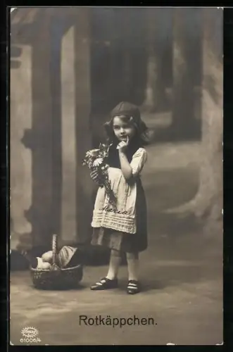 AK Rotkäppchen mit Blumenstrauss im Arm im Wald