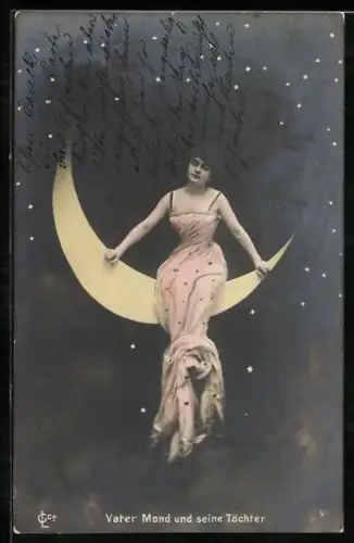 AK Elegante Dame in tailliertem Kleid sitzt auf der Mondsichel