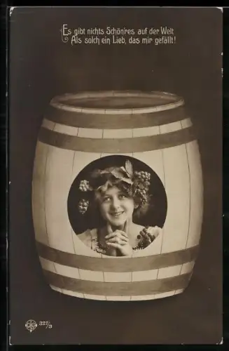 AK Lächelnde Frau mit Trauben im Haar in einer Fass-Passepartout