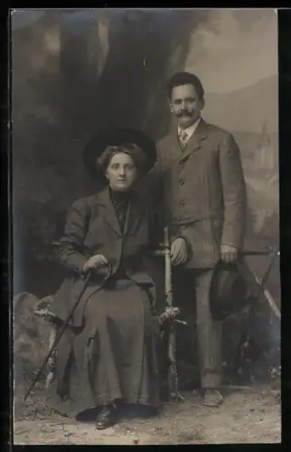 Foto-AK Paar im Atelier mit rustikalem Birkenzaun