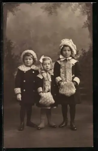 Foto-AK Drei kleine Kinder in Winterkleidung im Atelier