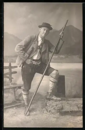 Foto-AK Wanderer mit Wanderstock vor einer Bergkulisse