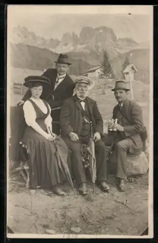 Foto-AK Gruppenbild vor Bergkulisse 1910