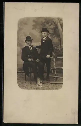 Foto-AK Junge und älterer Herr posieren zusammen im Atelier