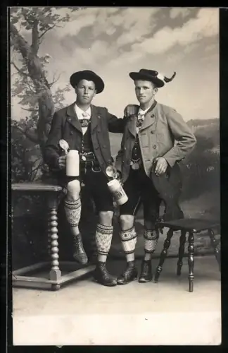 Foto-AK Zwei Junge Männer in Trachten mit Bierkrügen
