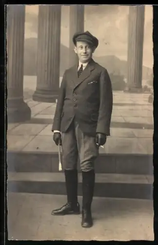 Foto-AK Lächelnder Mann mit Zigarette im Atelier 1920