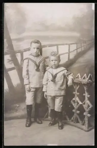 Foto-AK Zwei Jungen in Matrosenkleidung vor einer Studiokulisse