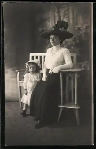 Foto-AK Elegante Dame mit ihrer kleinen Tochter