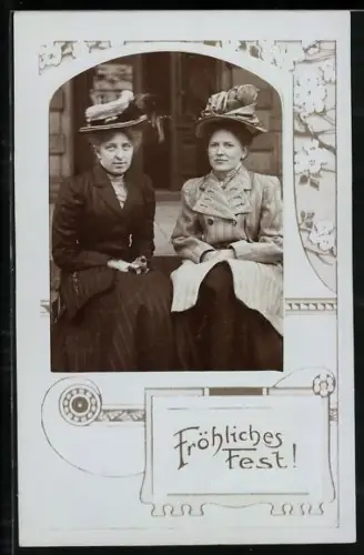 Foto-AK Zwei Damen in eleganter Kleidung im Passepartout Fröhliches Fest