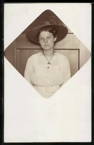 Foto-AK Junge Dame mit Hut und Halskette in quadratischem Passepartout