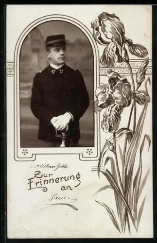 Foto-AK Junger Mann in Uniform in dekorativem Passepartout