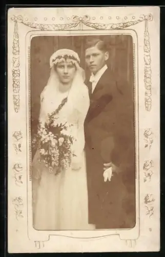Foto-AK Brautpaar posiert zusammen